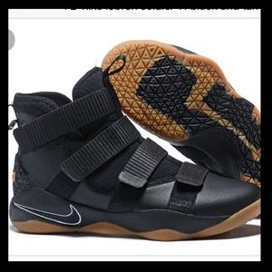 Lebron Soldier Velcro Black Gum .